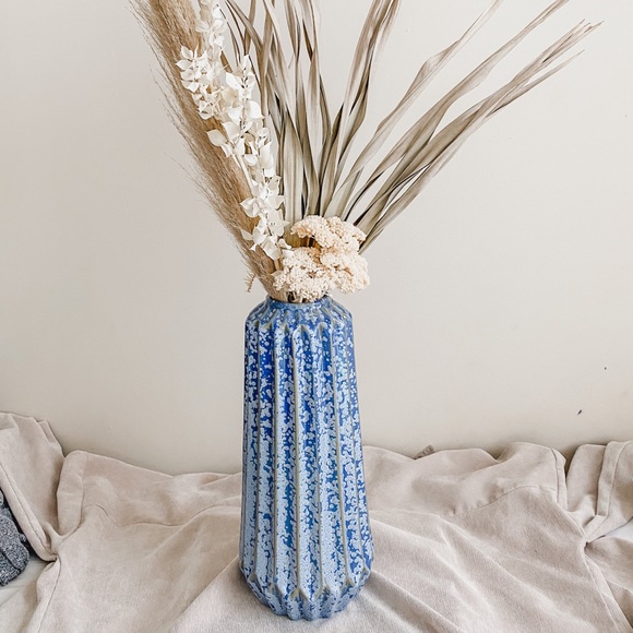 Tall blue vase (flower arrangement not included) - Picture 1 of 2